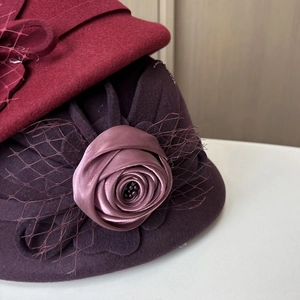Details von Wollfilzhut mit handgefertigten Stoffrosen und elegantem Netzschleier