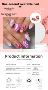 Détail de faux ongles à coller avec damier cœur, papillons et motifs de fleurs