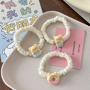 Détail de trois chouchous crème avec motifs ours au beurre et donut à la fraise