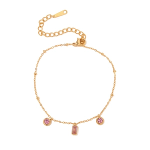 Détail du collier en titane doré avec pendentifs en pierres roses carrées et rondes