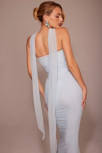 Détail de la robe en tulle bleu clair avec rubans d'épaules et design du dos drapé