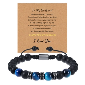 Détail du bracelet en perles noires mates et œil de tigre bleu avec carte de vœux
