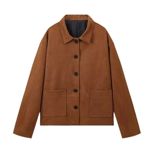 Veste vintage marron en similicuir avec col à revers et grandes poches sur fond blanc