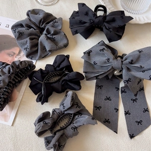 Set di accessori per capelli con fiocchi in tessuto grigio e ciondolo di perle