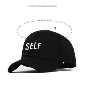 Dettaglio del ricamo SELF su cappellino da baseball nero con specifiche sulle dimensioni