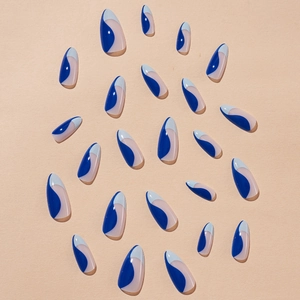 Mandel-Drucknägel mit blau gewellten French-Spitzen und glänzendem Finish-Set