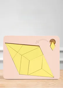 Detailaufnahme des Holzpuzzles mit rosa Basis und gelben geometrischen Holzteilen für Kinder