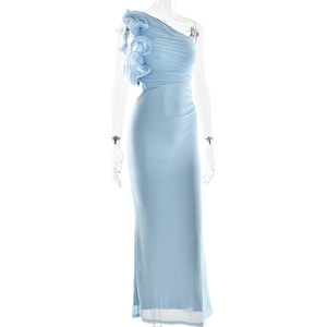 Détail d'une robe bleu clair à une épaule avec des volants 3D et des plis à la taille