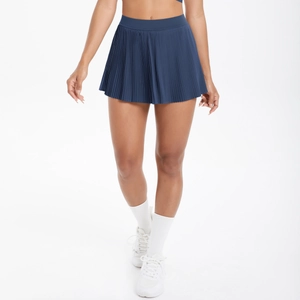 Vue détaillée de la jupe de tennis plissée bleu marine à taille haute et tissu sport