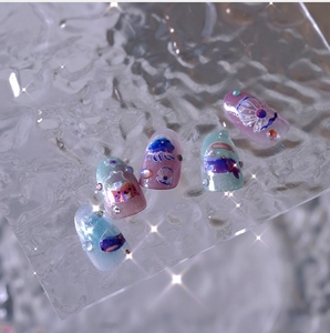 Nahaufnahme der Meeres-Kunstnägel mit 3D-Muschelmustern und Laser-Wal-Design-Details