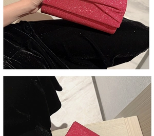 Gros plan détaillé de la pochette de soirée rouge à paillettes avec texture plissée