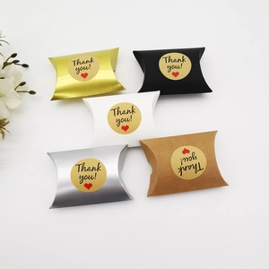 Flache Ansicht von fünf sortierten Kissen-Geschenkboxen mit Thank You Aufklebern und Blumen