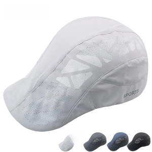 Detail von Sport-Basecaps mit Mesh-Einsätzen in den Farben Weiß, Blau, Schwarz und Grau