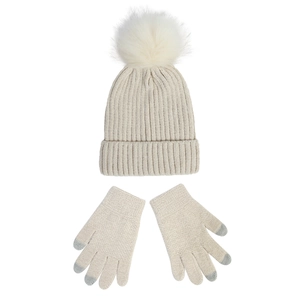 Detailansicht der Strickmütze mit Kunstfell-Bommel und passenden Touchscreen-Handschuhen