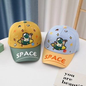 Détail de casquettes en coton pour enfants avec écusson astronaute et imprimé Space
