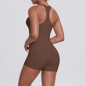 Vue arrière d'un ensemble de sport marron avec haut dos nageur et short moulant