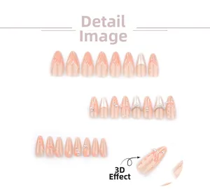 Détail de faux ongles amande roses avec perles 3D, strass et motifs de flammes