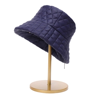 Sombrero de pescador acolchado azul oscuro con patrón de rombos en soporte dorado