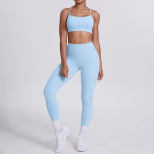 Ensemble de yoga bleu clair avec brassière à fines bretelles et legging taille haute