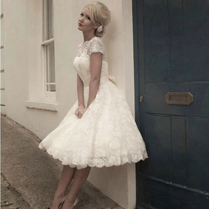 Robe de mariée courte en dentelle blanche avec jupe trapèze et nœud en satin, extérieur