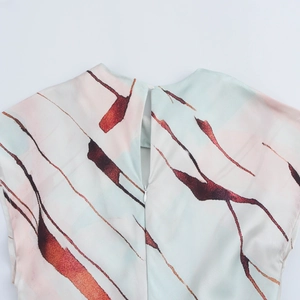 Elegante mouwloze satijnen maxi-jurk met abstracte print en druppelvormige rug