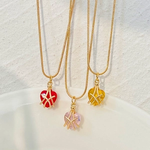 Collar Barbie Heart Castle con colgantes de corazón rojo, rosa y amarillo en cadenas de oro