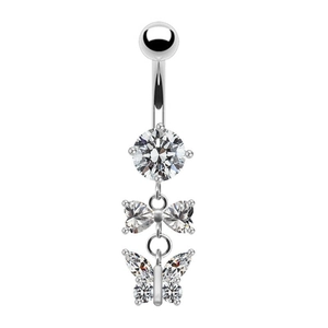 Détail du piercing de nombril papillon en argent avec pendentifs en pierres de zircon