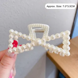 Détail de la pince à cheveux élégante en perles avec ressort métallique robuste 7x3,5 cm