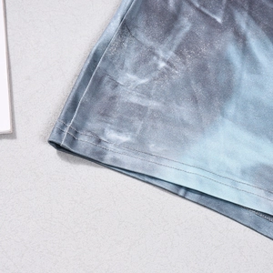 Detailaufnahme von metallischem blau-silbernem Glitzerstoff mit doppelter Naht am Saum