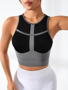Dettaglio del crop top in maglia a coste con inserti neri e grigi per sport intensi