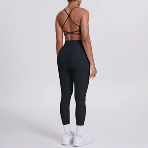 Détail de brassière yoga à dos croisé et ensemble legging en nylon noir mat
