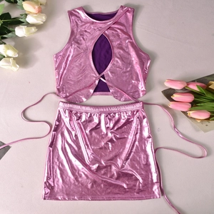 Ensemble rose métallisé avec haut court sans manches et mini-jupe moulante à plat