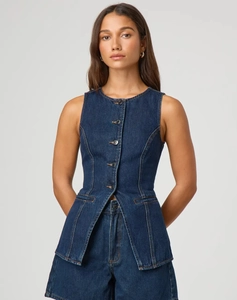 Vista dettagliata di un set in denim blu scuro con gilet a bottoni e pantaloncini abbinati