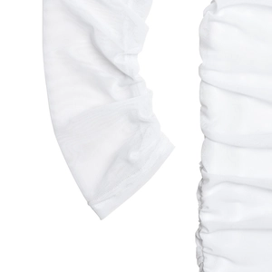 Détails du tissu en maille blanche avec fronces élégantes sur la robe moulante sexy