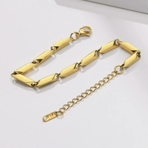 Close-up of golden stainless steel geometric chain with lobster clasp and K18 hallmark tag