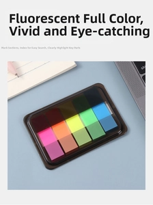 Primo piano di linguette segnapagina in PET in cinque colori neon in un contenitore grigio