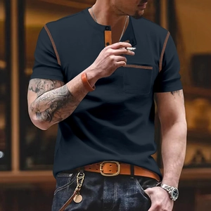 Détail du t-shirt Henley bleu marine pour homme avec coutures orange et poche poitrine