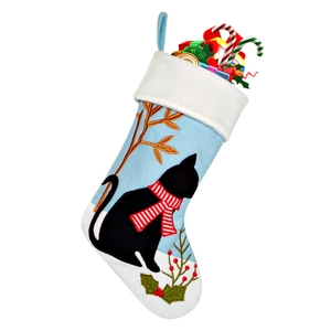 Chaussette de Noël avec chat noir brodé, bordure en peluche et cadeaux de fête