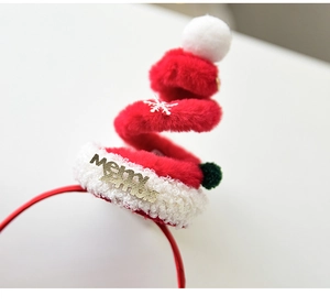 Détail du serre-tête bonnet de Noël rouge en peluche avec texte doré et sequins brillants
