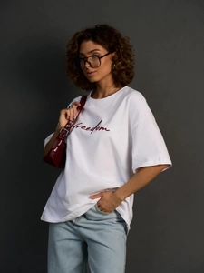 Oversized λευκό βαμβακερό T-shirt με κόκκινα γράμματα freedom για μοντέρνο στυλ