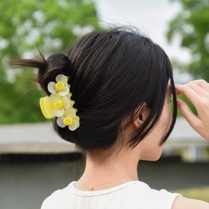 Pince à cheveux élégante en acétate avec fleurs jaunes mates pour coiffure féminine