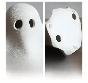 Detail van de witte keramische spookdecoratie met gezandstraalde textuur en gladde voet