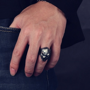 Makroaufnahme eines Vintage Silber Sparta Helm Rings im Punk Skelett Design am Modell