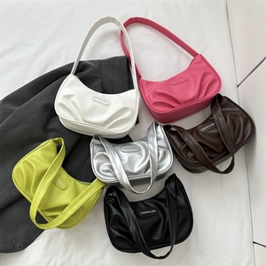 Sacs portés épaule plissés minimalistes en six couleurs présentés en vue de dessus
