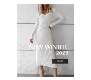 Détail d'une robe midi élégante en tricot blanc à col en V profond et à texture côtelée