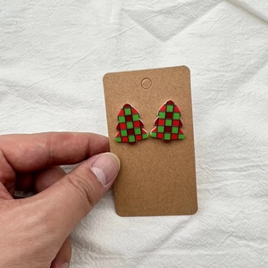 Vue détaillée des boucles d'oreilles sapin de Noël en acrylique à carreaux rouges et verts