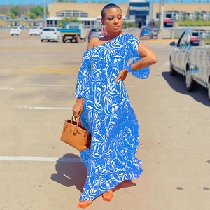 Robe longue à fleurs bleu et blanc avec design épaules dénudées pour le style d'été
