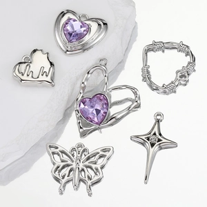 Pendentifs argentés vintage Y2K avec strass violets et formes de papillons et d'étoiles