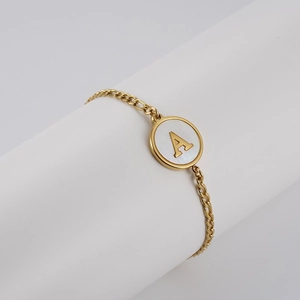 Détail du bracelet plaqué or 18K avec pendentif en nacre et lettre A gravée au centre