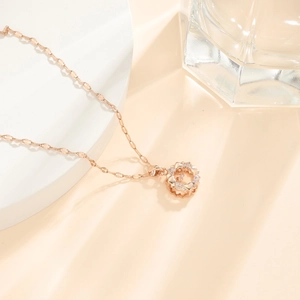 Elegante collana in acciaio inossidabile oro rosa con ciondolo a cuore in zircone tondo